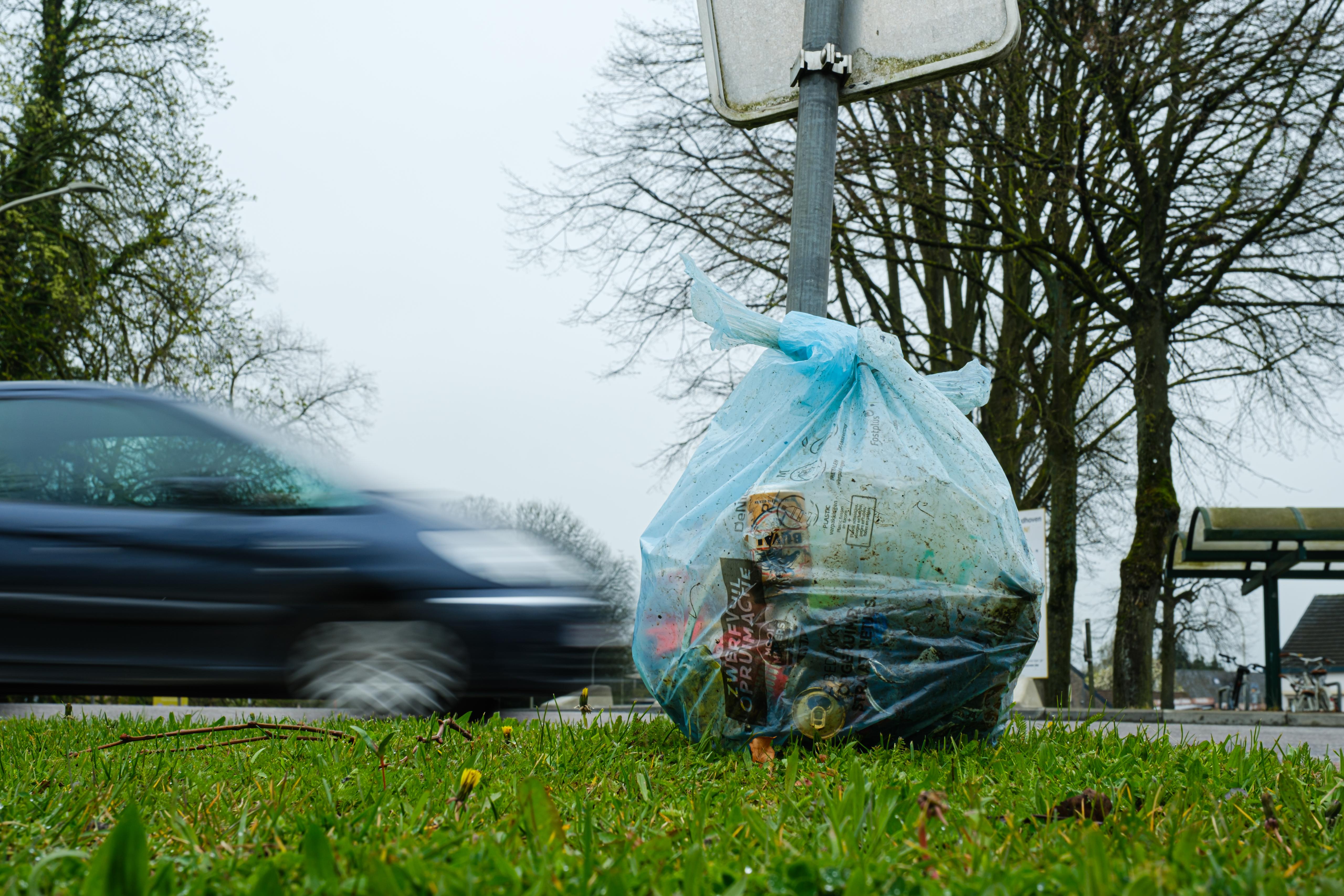 PMD-zak met opgehaald zwerfvuil