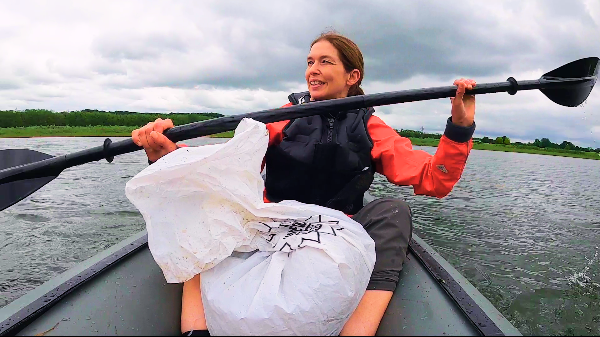 Kim verzamelt zwerfvuil met de kajak