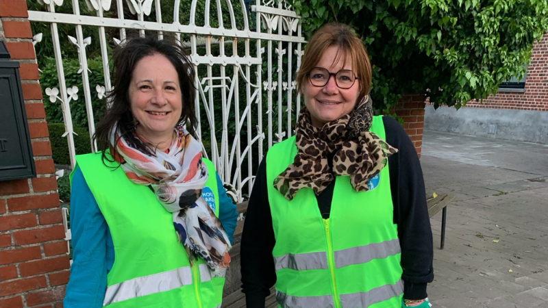 Inge en Grietje tijdens hun opruimronde