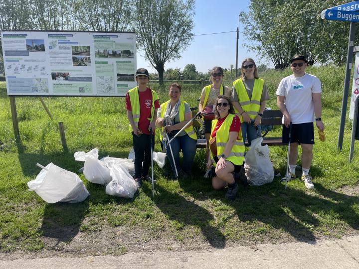 Zwerfvuilactie Mooimakers met Gemeente Buggenhout en krachtbalclub 't Klaverken (op de foto: Merijn, Cindy, Helena, Hanne, Amber en Timo)