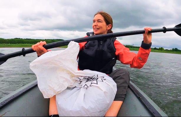 Kim verzamelt zwerfvuil met de kajak