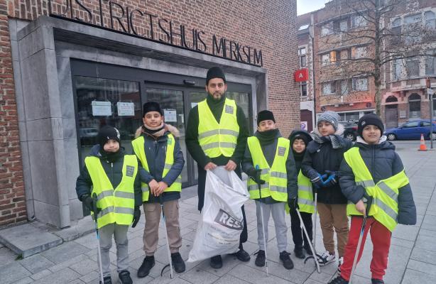 Tuseef Ahmed tijdens de opruimactie