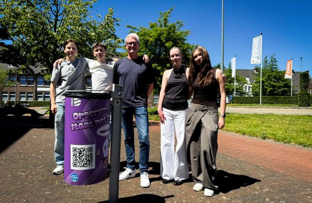 Leerlingen bij de gepimpte vuilnisbakken