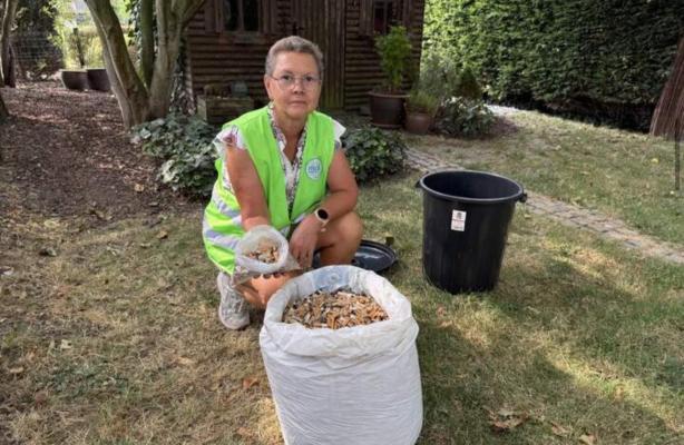 Régine bij een zak vol verzamelde peuken