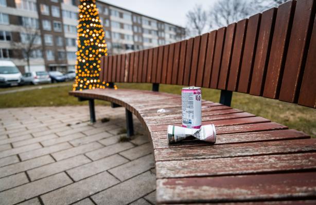 Blikjes achtergelaten op een bank