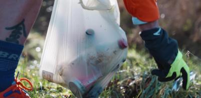 Plogger raapt afval op