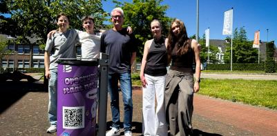 Leerlingen bij de gepimpte vuilnisbakken