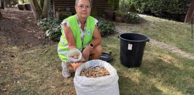 Régine bij een zak vol verzamelde peuken