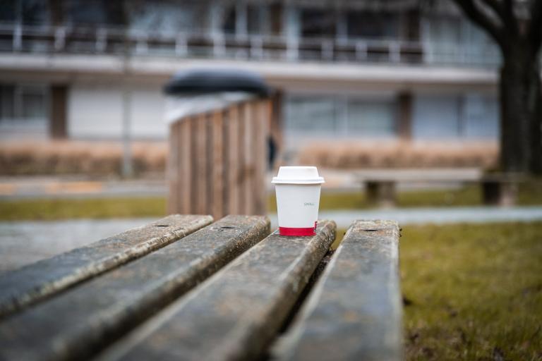 Achtergelaten koffiebeker op bank