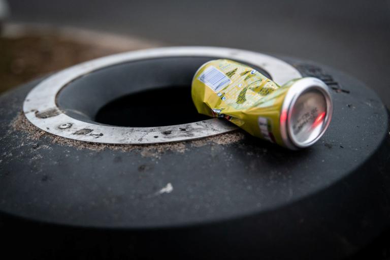 blik op straatvuilnisbak